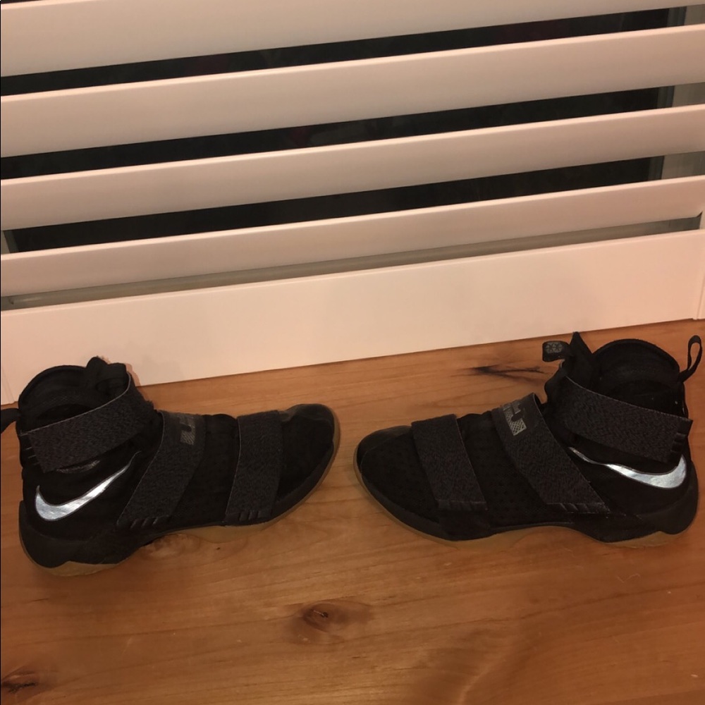 Lebron solider 10 “Gum”
